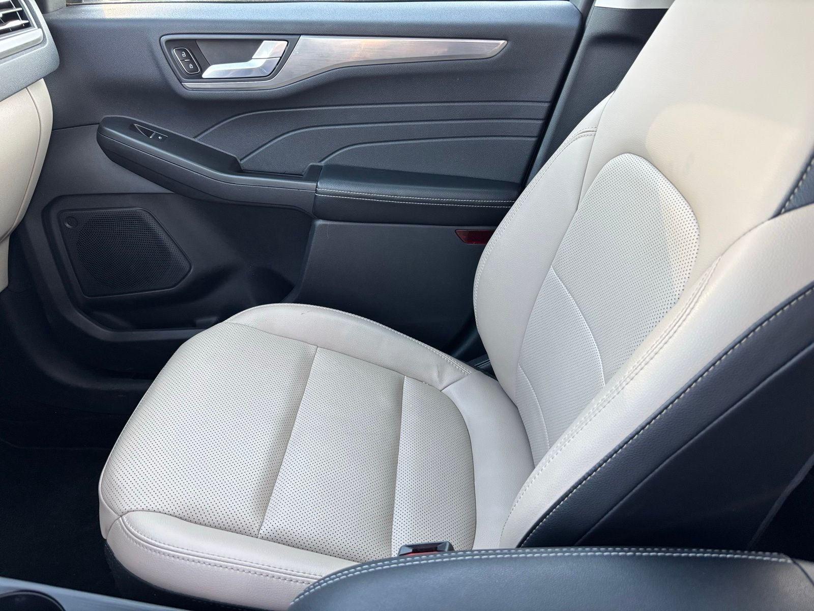 2022 Ford Escape Hybrid Titanium