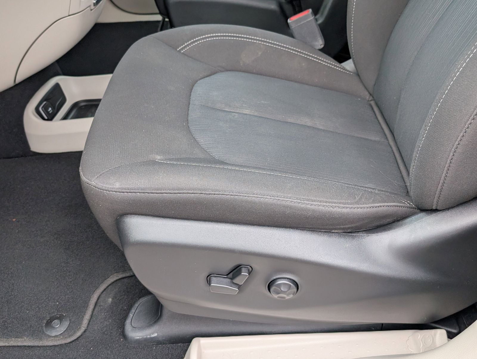 2024 Chrysler Voyager LX