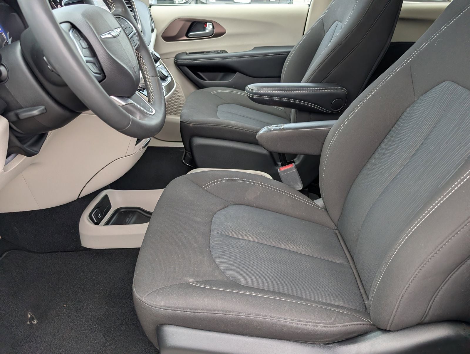 2024 Chrysler Voyager LX