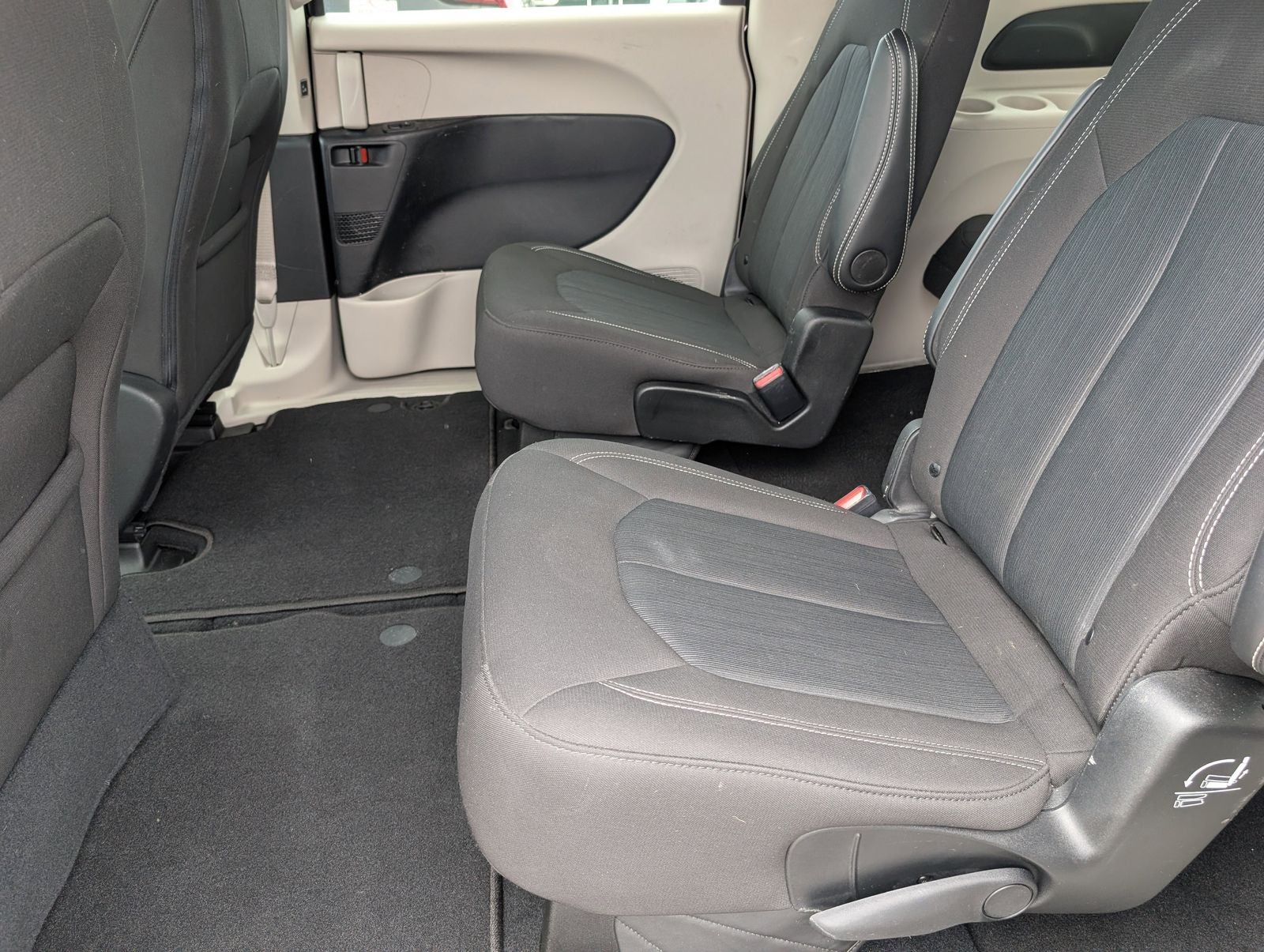 2024 Chrysler Voyager LX