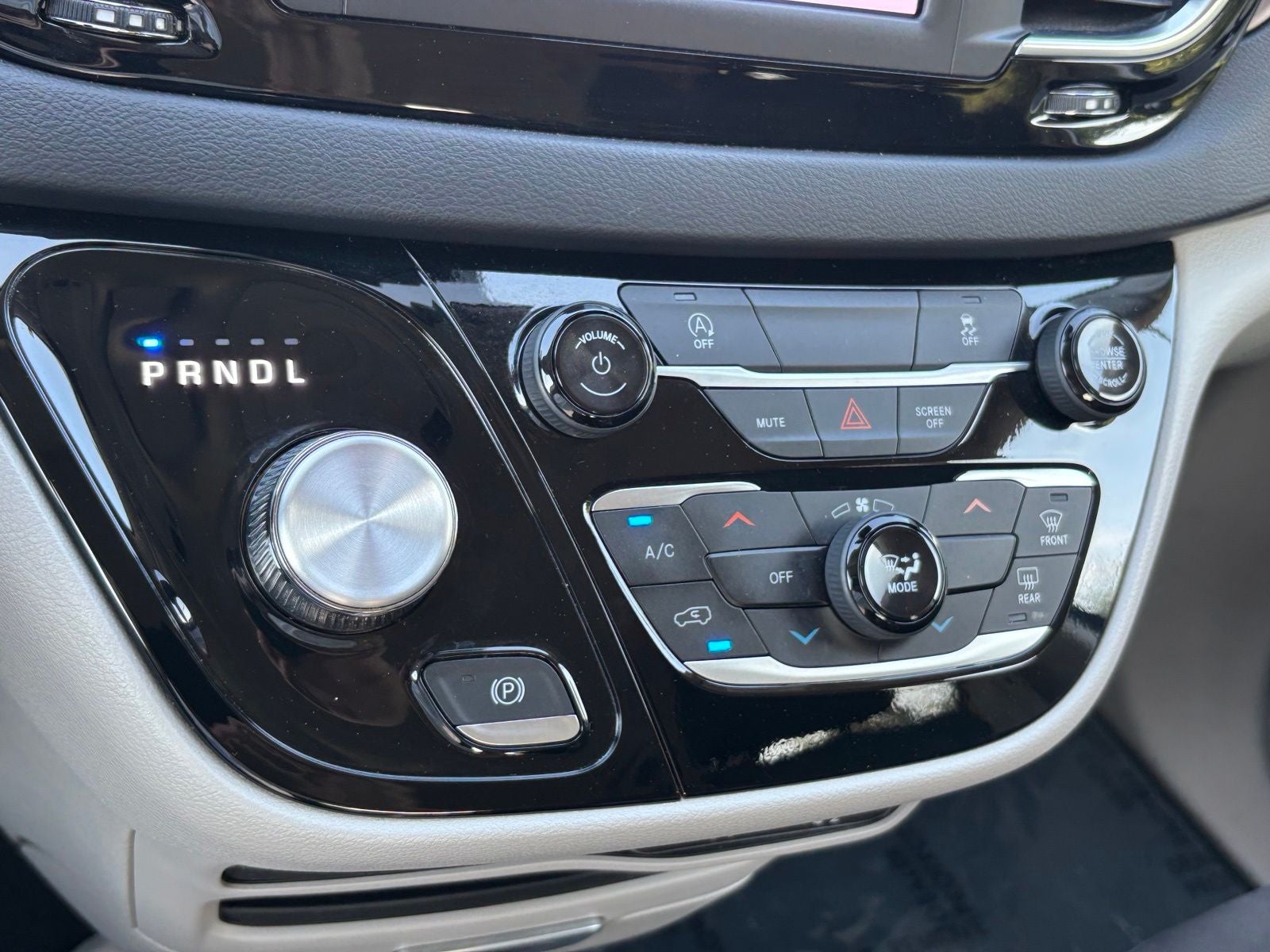 2024 Chrysler Voyager LX